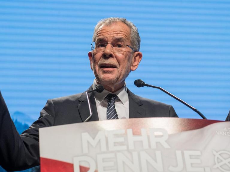 Der ehemalige Grünen-Chef Alexander Van der Bellen liegt bei der Bundespräsidentenwahl in Österreich nach ersten Hochrechnungen vor seinem Konkurrenten Norbert Hofer von der FPÖ.