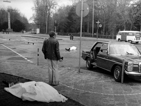 Der Tatort mit den zugedeckten Leichen von Siegfried Buback (vorne links) und seines Fahrers Wolfgang Göbel