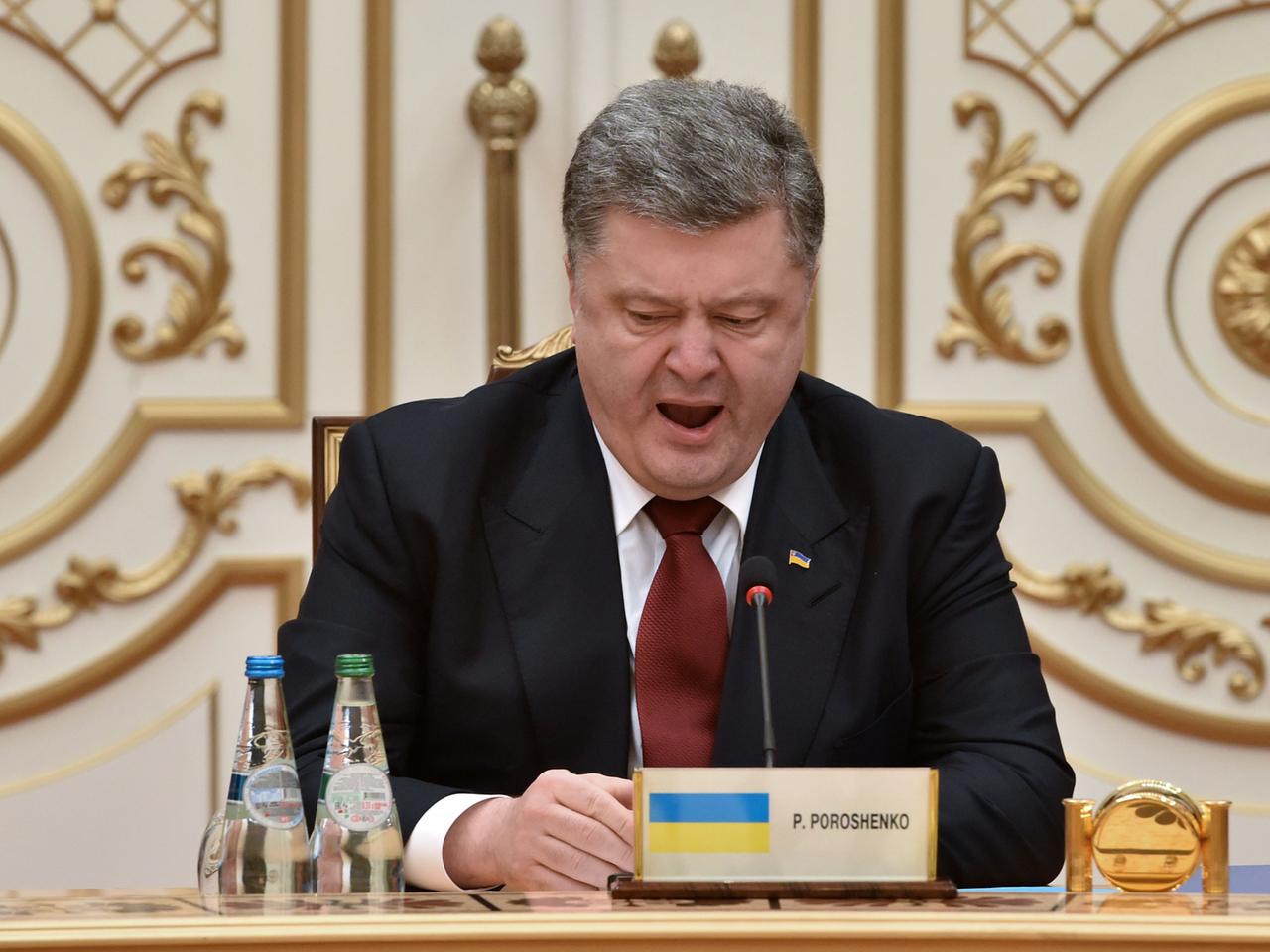 Der ukrainische Präsident Petro Poroschenko ist bei den nächtlichen Gesprächen in Minsk über eine Befriedung der Ost-Ukraine sichtlich müde.