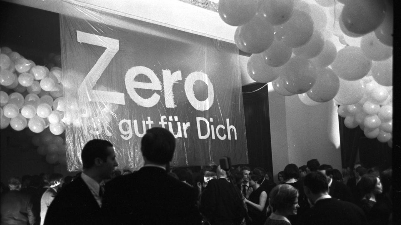 Der Zero-Mitternachtsball im Bahnhof Rolandseck (Remagen) am 25./26. November 1966.