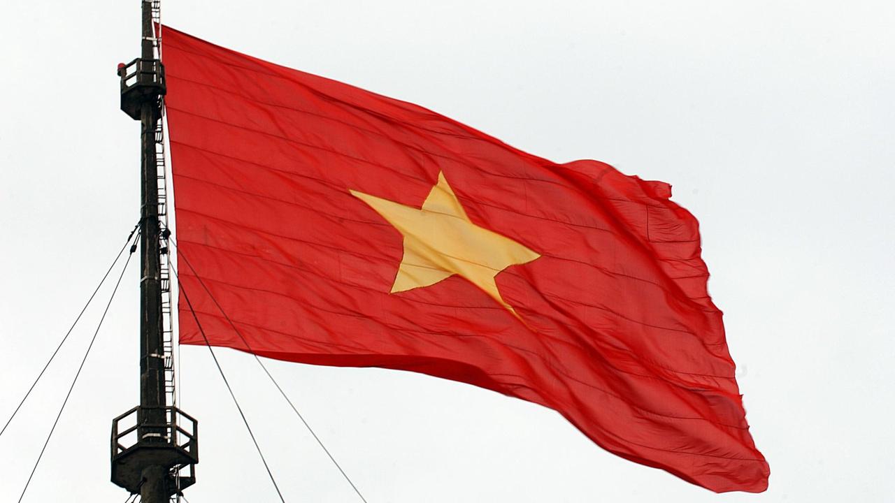 Die vietnamesische Nationalflagge flattert auf dem 37 Meter hohen Flaggenturm in der Kaiserstadt in Hue, Vietnam.