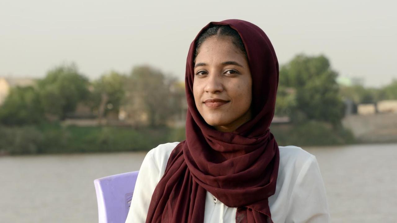 Die Sudanesin Alaa Salah sitzt auf einem Plastikstuhl am Ufer des Blauen Nil, aufgenommen am 12.06.2019 in Khartum.
