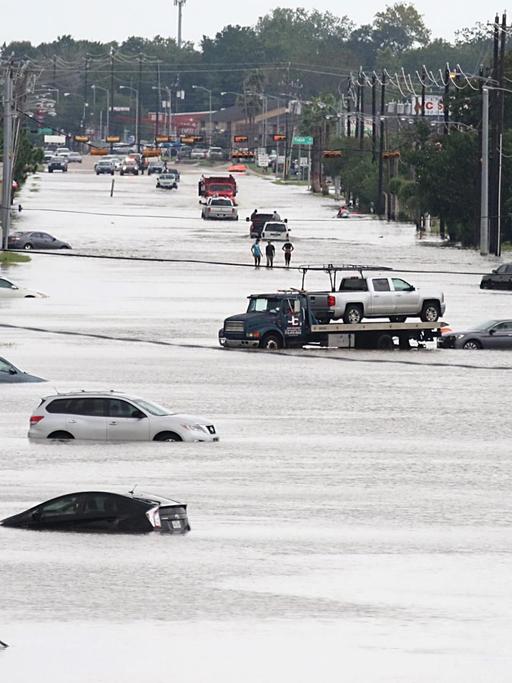 Eine überfllutete Straße in Houston, Texas, nach dem Tropensturm Harvey