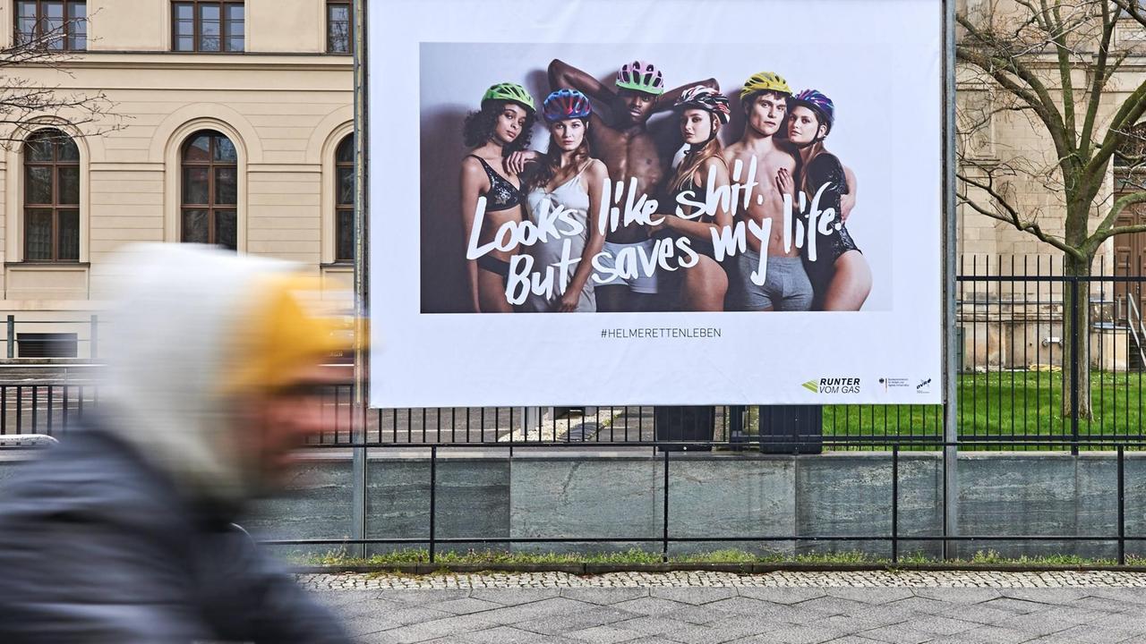 Das Bild zeigt ein großes Werbeplakat für den Verkehr und die digitale Infrastruktur in Berlin. 