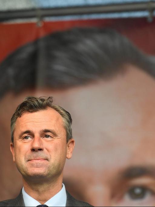 Der Kandidat der Bundespräsidentschaftswahl in Österreich, Norbert Hofer, FPÖ schaut in die Menge während einer Wahlkampf-Kundgebung in Wien.