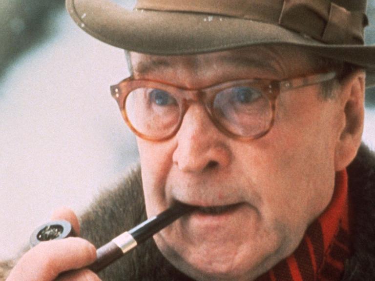 Der belgische Schriftsteller Georges Simenon, Autor unzähliger Romane und Schöpfer des "Kommissar Maigret", aufgenommen im Dezember 1981. Simenon wurde am 13. Februar 1903 in Lüttich geboren und starb am 4. September 1989 in Lausanne.