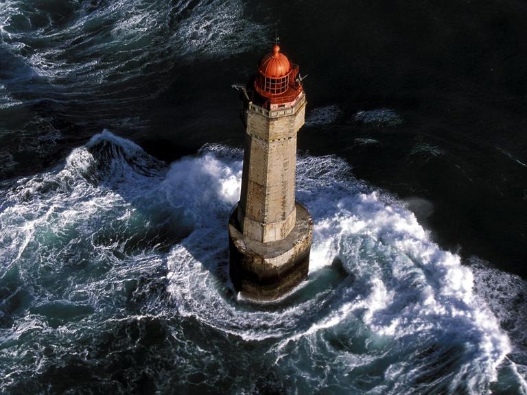 Der Leuchtturm "La Jument" vor der Insel Quessant, Frankreich. Aufnahme von 2003. |