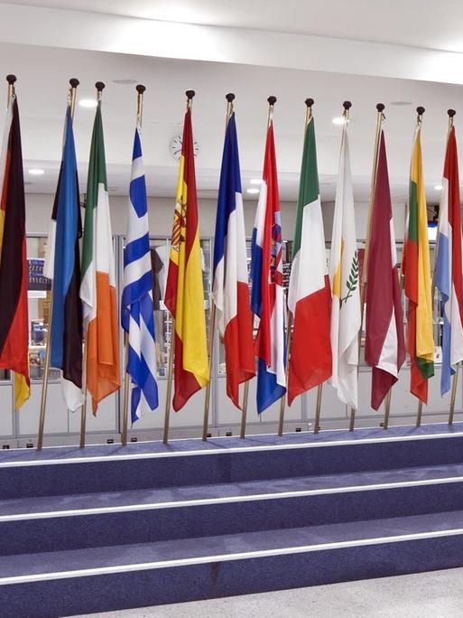 Flaggen im Europäischen Parlament in Brüssel