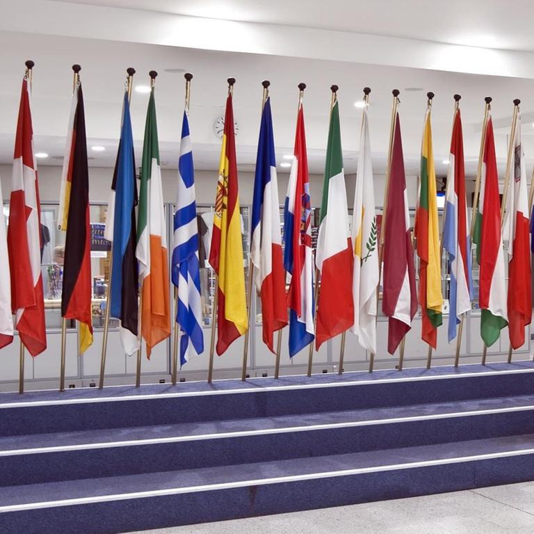 Flaggen im Europäischen Parlament in Brüssel