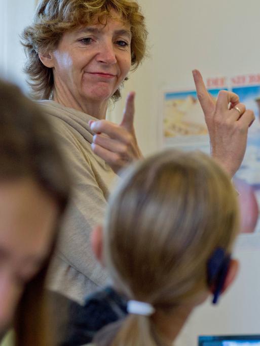 Eine Lehrerin spricht am 26.09.2013 in der einzigen Gehörlosenschule Mecklenburg-Vorpommerns in Güstrow mit ihren Schülern im Mathematikunterricht in Gebärdensprache.