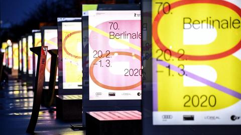 Das Foto zeigt Plakate der Berlinale an der Potsdamer Straße am Potsdamer Platz.
