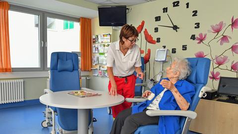 Petra Wilke, Chefärztin der Zentralen Notaufnahme am Klinikum Frankfurt/Oder unterhält sich in einen speziellen Raum für ältere Patienten in der Notaufnahme mit der 92-jährigen Patientin Gertraude Koßmann.
