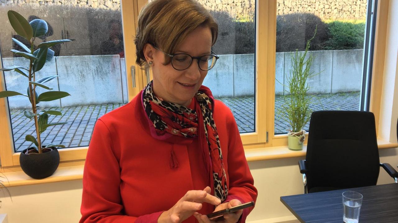 Bürgermeisterin Marion Frohnapfel guckt auf ihr Handy.