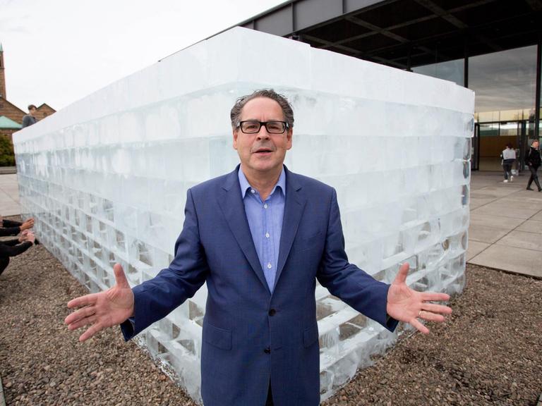 Udo Kittelmann, Direktor der Neuen Nationalgalerie, steht vor Allan Kaprows Installation "Fluids" vor der Neuen Nationalgalerie in Berlin.