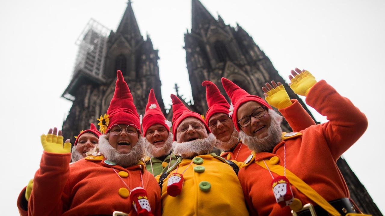 Verkleidete Menschen feiern vor dem Dom in Köln den Beginn der Karnevalsession.