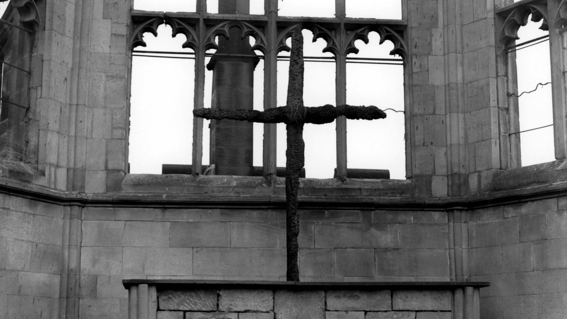 Die Ruine der St. Michael Kathedrale in Coventry, die 1940 von Deutschen Soldaten ausgebombt wurde.