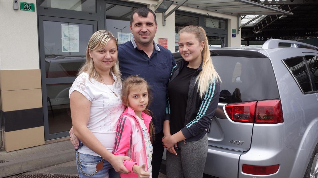 Valerij und seine Familie an der Grenze zu Polen.
