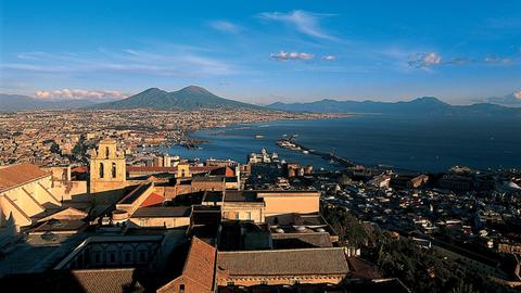 Den schönsten Blick auf Neapel, den Vesuv und den Golf von Neapel hat man vom Castel Sant Elmo.