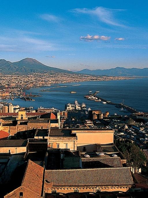 Den schönsten Blick auf Neapel, den Vesuv und den Golf von Neapel hat man vom Castel Sant Elmo.