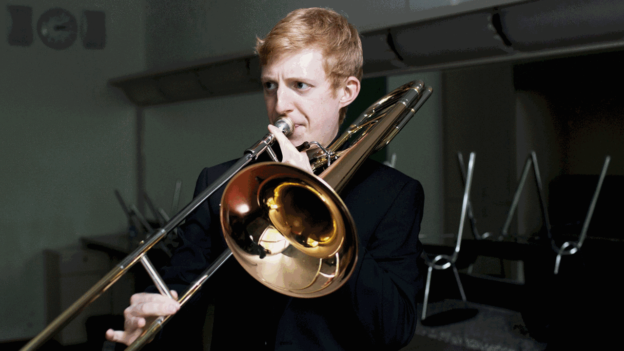 Der junge Posaunist und ARD-Musikpreisträger Michael Buchanan spielt sein Instrument