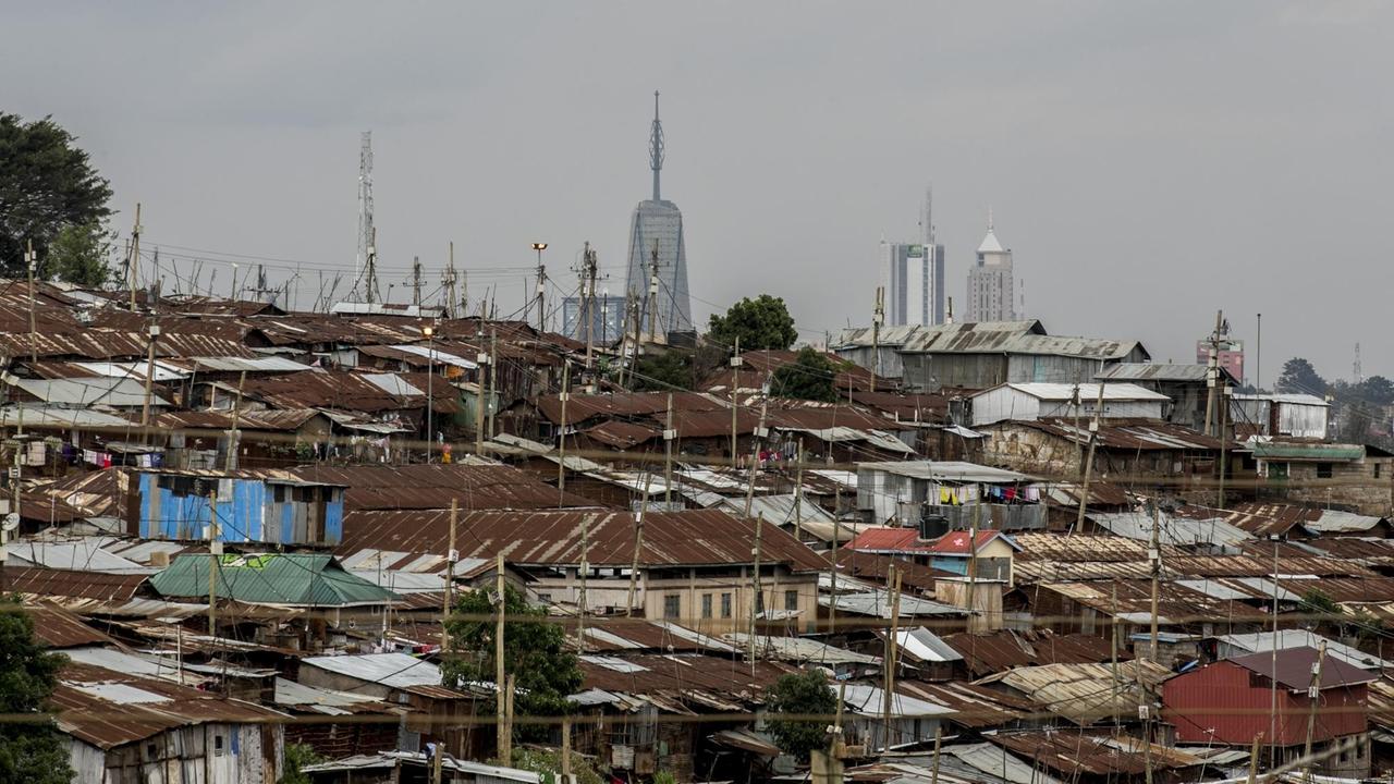Ein allgemeiner Blick auf den Kibera Slum. Im Hintergrund ist die Skyline der Innenstadt von Nairobi zu sehen. Kibera liegt 6KM südwestlich des Stadtzentrums von Nairobi, der Hauptstadt von Kenia. Im Kibera-Slum leben nach verschiedenen Schätzungen zwischen 750000 und mehr als eine Million Menschen. Die meisten Bewohner leben in extremer Armut und verdienen weniger als 1,00 Dollar pro Tag.
