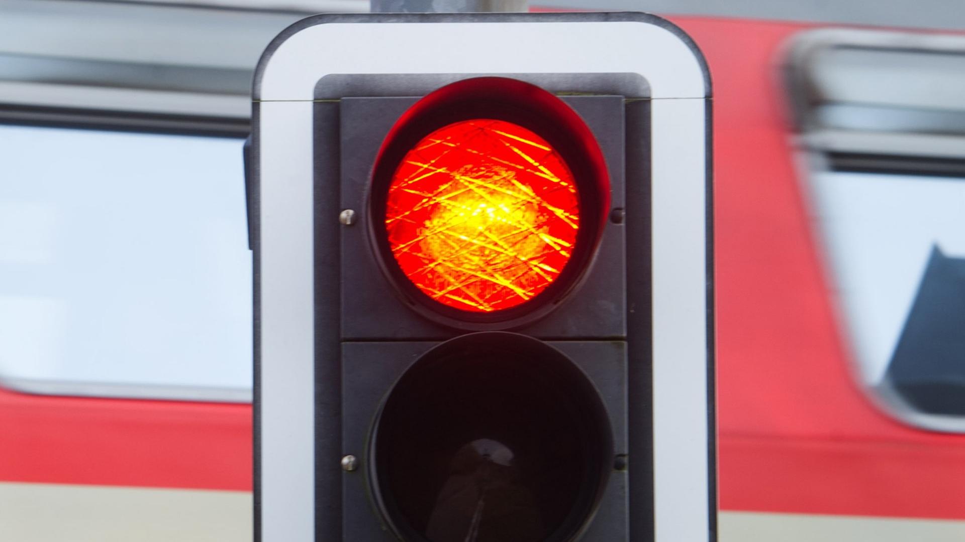 Ein Personenzug fährt am 05.11.2014 in Miltzow (Mecklenburg-Vorpommern) an einem Bahnübergang mit einem blinkenden Andreaskreuz vorbei.