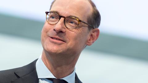 Der Vorstandsvorsitzende der Allianz SE, Oliver Bäte, lächelt am 03.05.2017 in München (Bayern) vor Beginn der Hauptversammlung des Versicherungskonzerns.