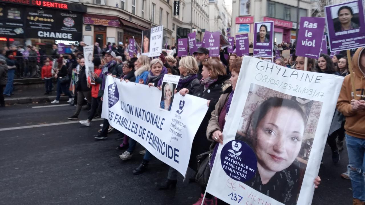 Demonstration gegen Femizide am 23. November in Pairs mit Gedenken an die getötete Ghylaine Boutait. Ihr Mörder muss sich Mitte Januar vor Gericht verantworten.