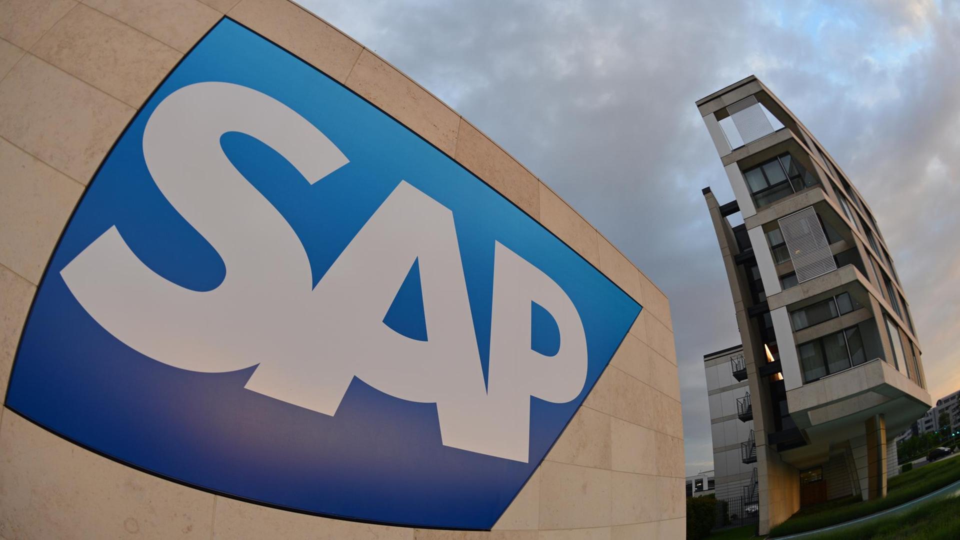 Das Logo des Software-Unternehmens SAP ist in Walldorf an einer Einfahrt zur Konzernzentrale zu sehen.