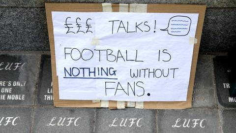 Leeds United v Manchester United, ManU - Premier League - Elland Road European Super League protest signs are seen outside the ground prior to the Premier League match at Elland Road, Leeds. Picture date: Sunday April 25, 2021. PUBLICATIONxINxGERxSUIxAUTxONLY Copyright: xBarringtonxCoombsx 59395076