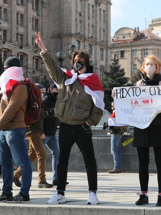 Teilnehmende an einer Protestkundgebung gegen die belarussische Regierung. Die Kundgebung findet in der ukrainischen Hauptstadt Kiew statt., Credit:Yuliia Ovsyannikova / Avalon