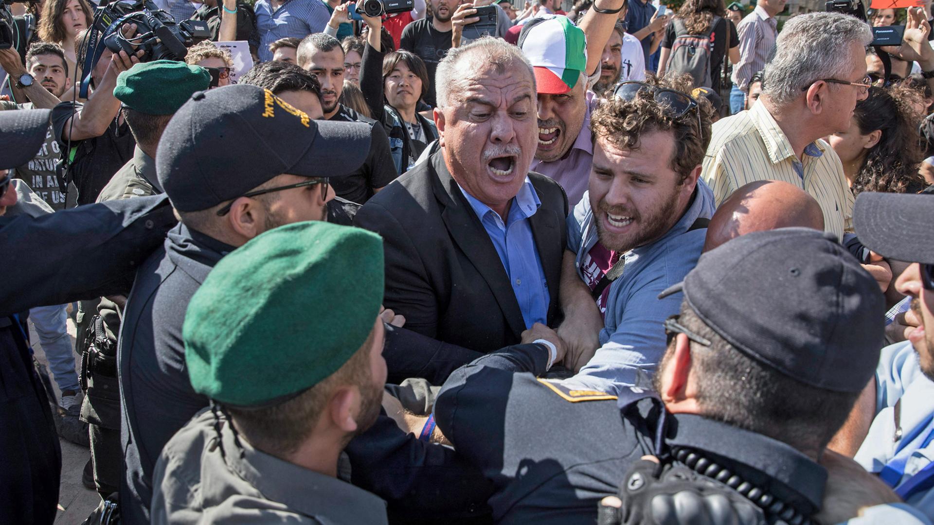 Israelische Grenzpolizisten halten einen Mann fest, der gegen die neue Botschaft der USA in Jerusalem protestiert.
