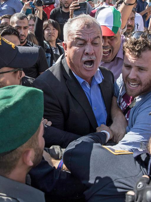 Israelische Grenzpolizisten halten einen Mann fest, der gegen die neue Botschaft der USA in Jerusalem protestiert.
