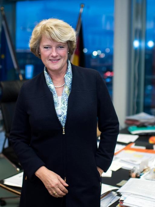 Kulturstaatsministerin Monika Grütters posiert in ihrem Büro im Bundeskanzleramt.