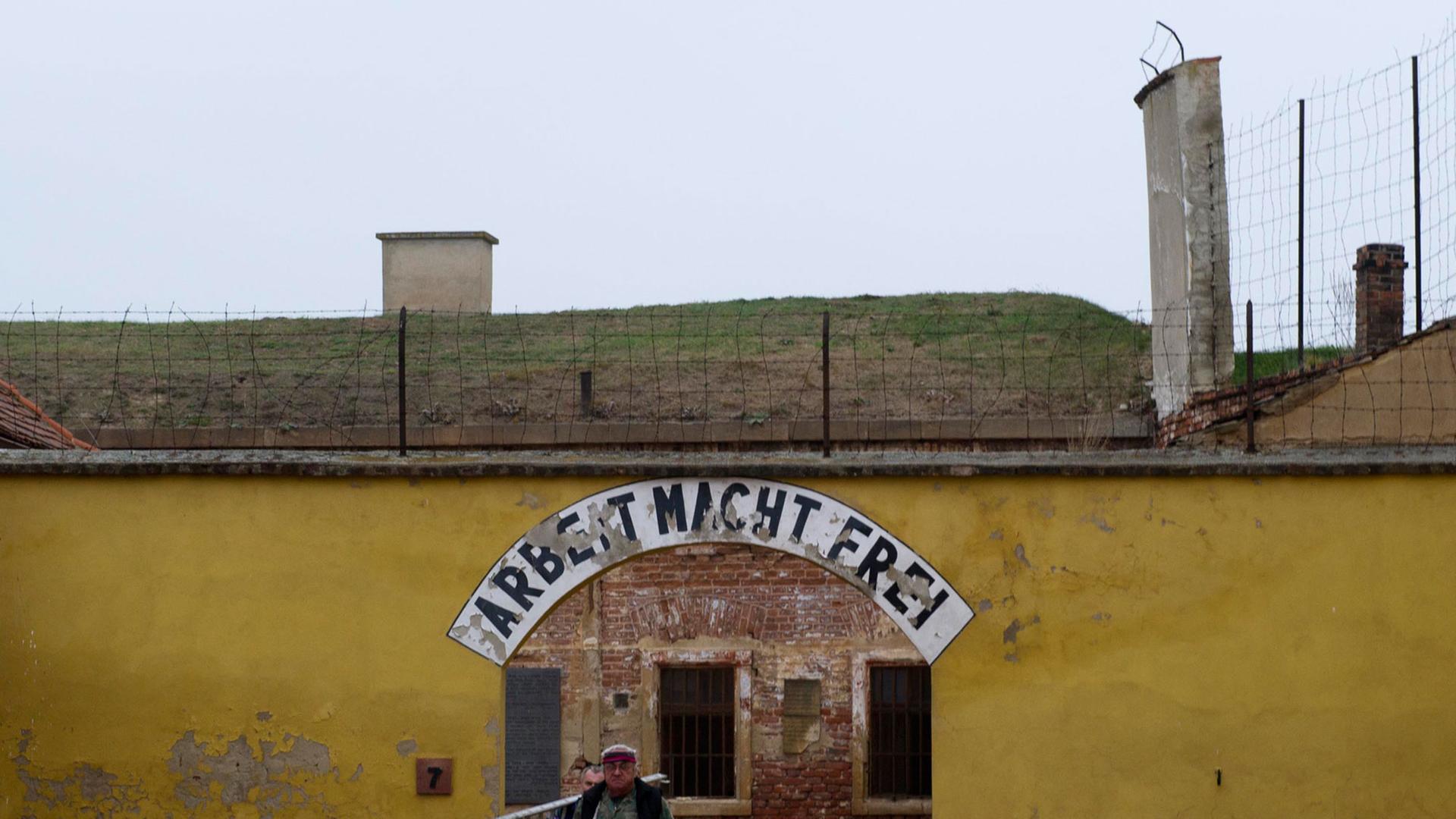 Der Eingang des Konzentrationslagers Theresienstadt in Tschechien, heute Gedenkstätte für die Opfer des Nationalsozialismus