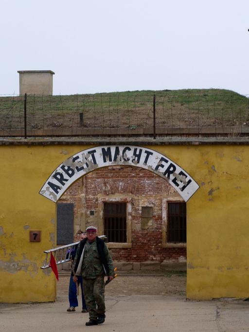 Der Eingang des LagersTheresienstadt in Tschechien.