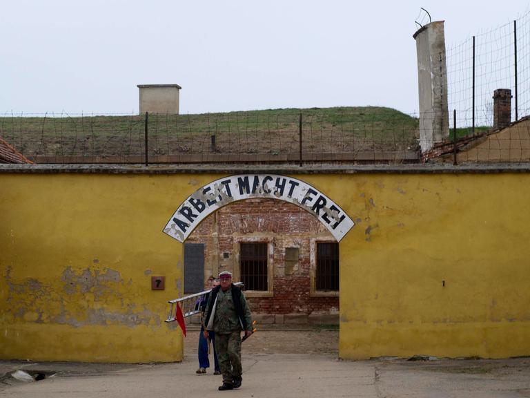 Der Eingang des Konzentrationslagers Theresienstadt in Tschechien. 