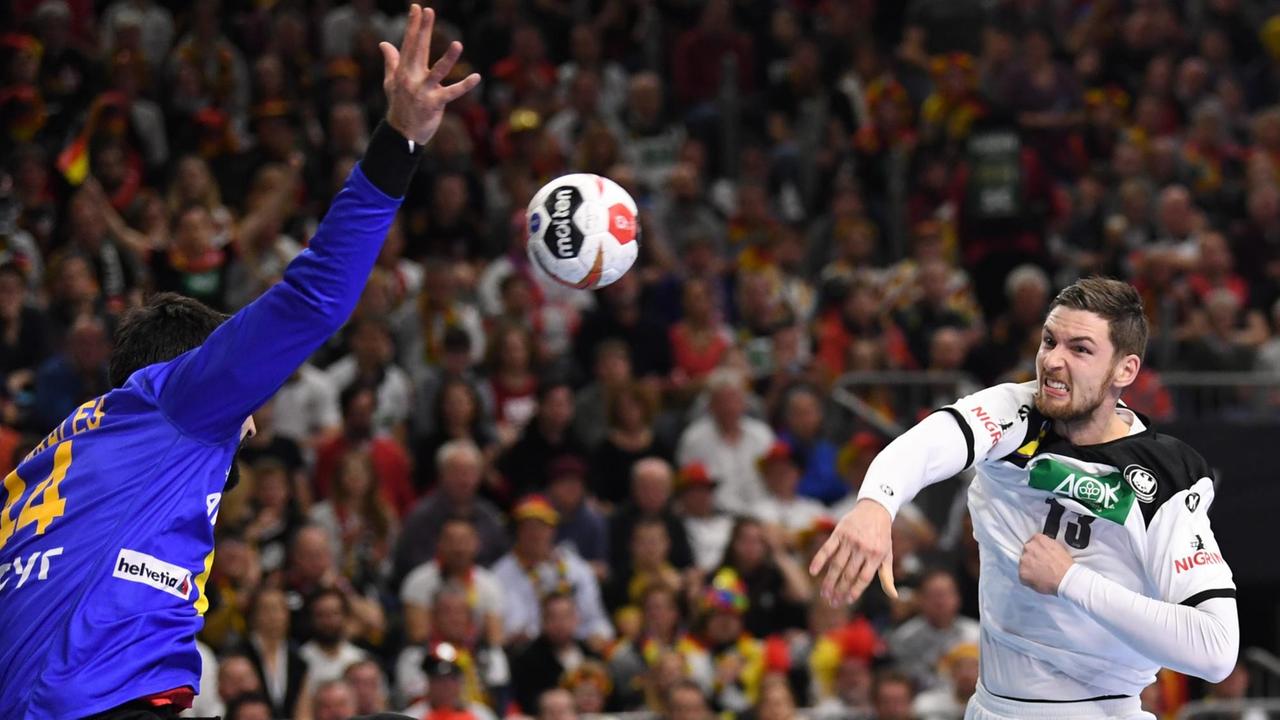 Das Bild zeigt eine Szene aus dem Handball-WM-Spiel Deutschland gegen Spanien. Der deutsche Nationalspieler Hendrik Pekeler wirft den Ball auf das Tor von Spaniens Keeper Rodrigo Corrales.