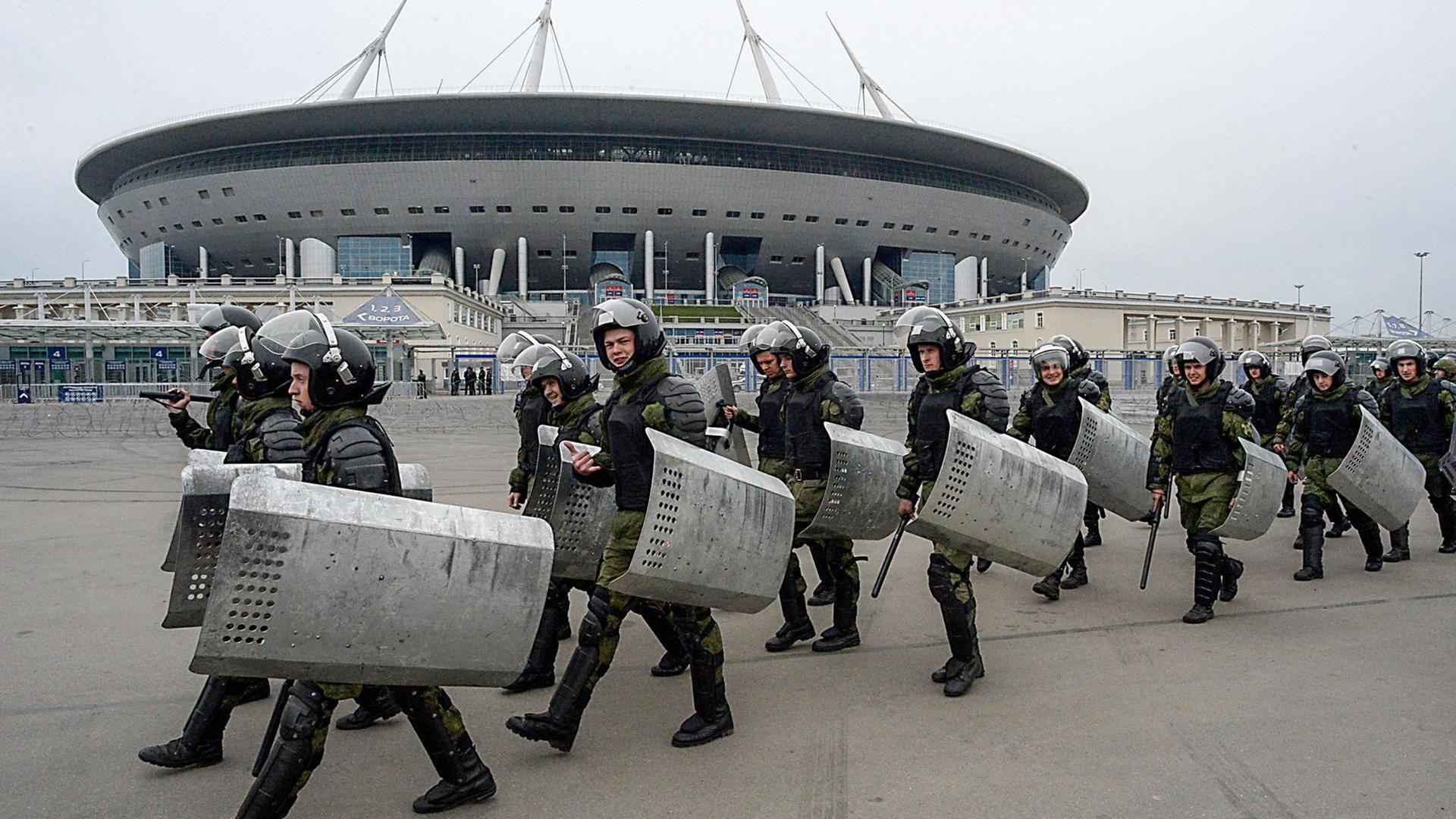 Russische Bereitschaftspolizei vor dem Stadion in Sankt Petersburg bei einer Übung im April 2018