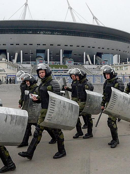 Russische Bereitschaftspolizei vor dem Stadion in Sankt Petersburg bei einer Übung im April 2018