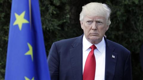 Das Bild zeigt US-Präsident Trump in der italienischen Stadt Taormina während des G7-Gipfels. Trump ist allein, links ist die Europa-Flagge zu sehen.