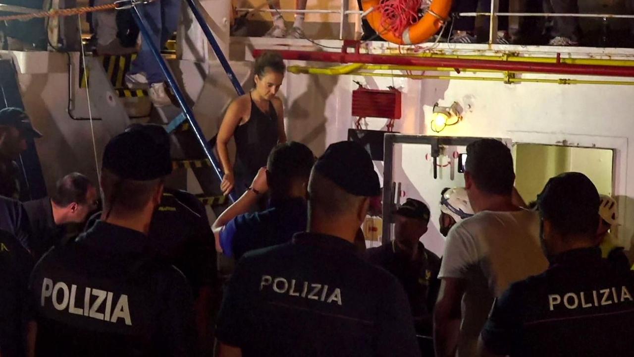 Die Kapitänin des Flüchtlingsrettungsschiffs "Sea-Watch 3" wird von der Polizei festgenommen.