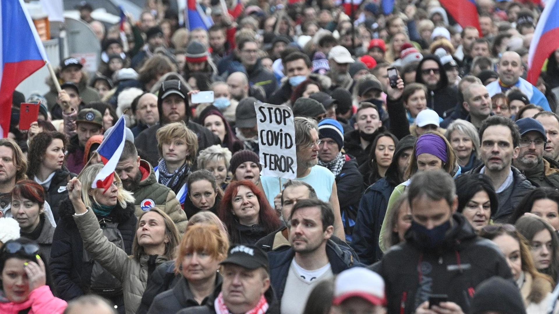 Protest gegen die Corona-Politik der Regierung in Prag. Auf einem Schild steht "Stoppt den Covid-Terror".