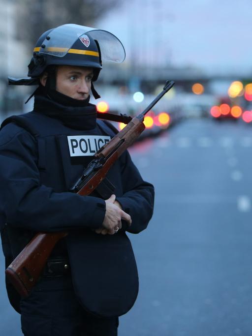 Bewaffneter französischer Polizist auf der Straße