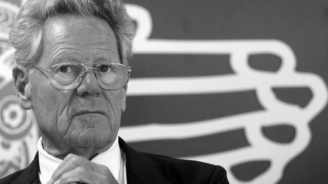 Der Theologe und Präsident der Stiftung Weltethos, Hans Küng, spricht am 8.7.2004 vor dem Parlament der Weltreligionen in Barcelona, das Teil des Weltkulturforums 2004 in Barcelona ist.