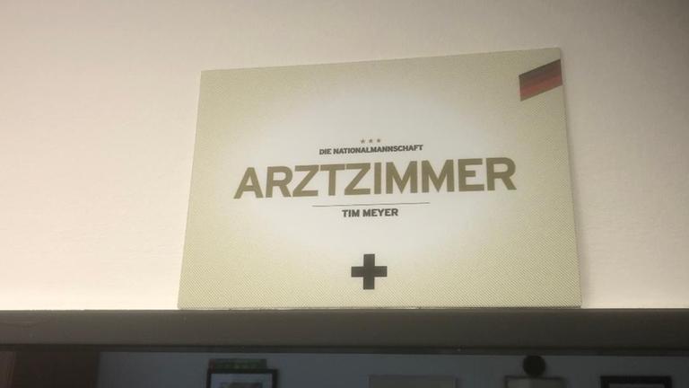 Schild mit der Aufschrift "Arztzimmer" im Büro von DFB-Mannschaftsarzt Tim Meyer.