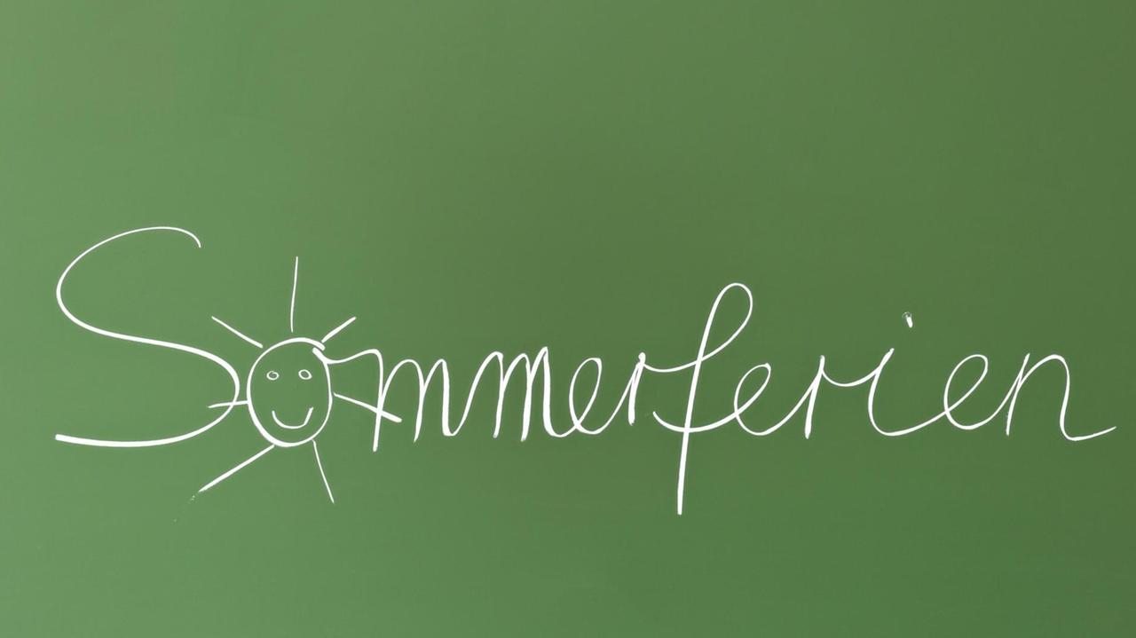 Schriftzug "Sommerferien" auf einer Schultafel