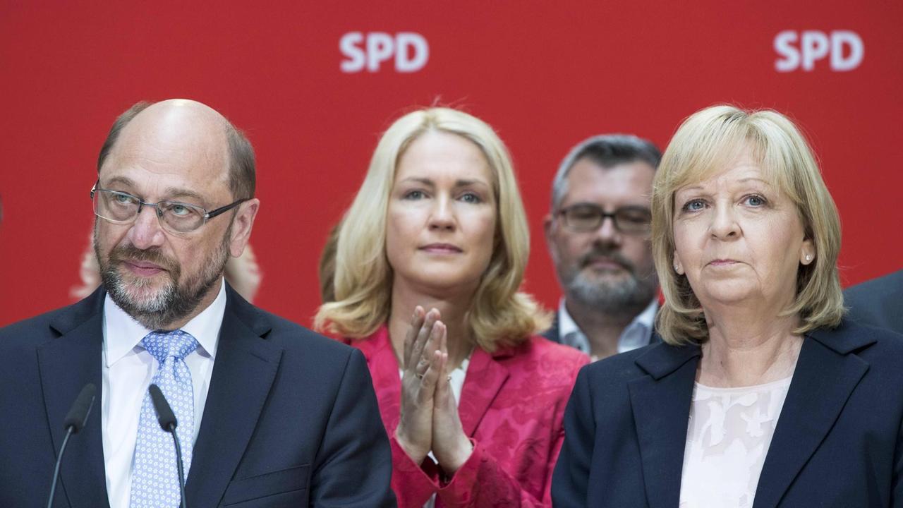 SPD-Kanzlerkandidat Martin Schulz zusammen mit NRW-Ministerpräsidentin Hannelore Kraft nach der verlorenen Landtagswahl der SPD in Nordrhein-Westfalen am 15. Mai 2017 im Willy-Brandt-Haus. Im Hintergrund zu sehen ist Bundesfamilienministerin Manuela Schwesig.