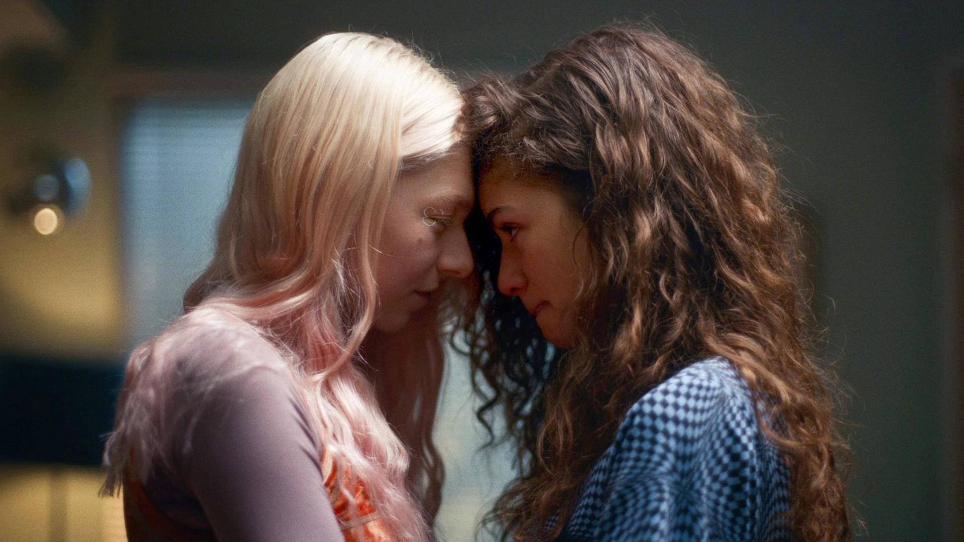 Szenenfoto aus "Euphoria": Zwei Mädchen stehen eng voreinander und gucken sich in die Augen, ihre Stirne berühren sich.