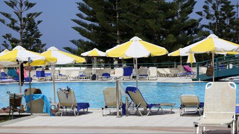Ein weitgehend leerer Pool in der Hotelanlage des Iberostar Kreta Marine Hotels auf Kreta.